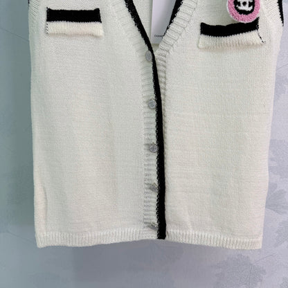 V-neck vest with contrasting trim