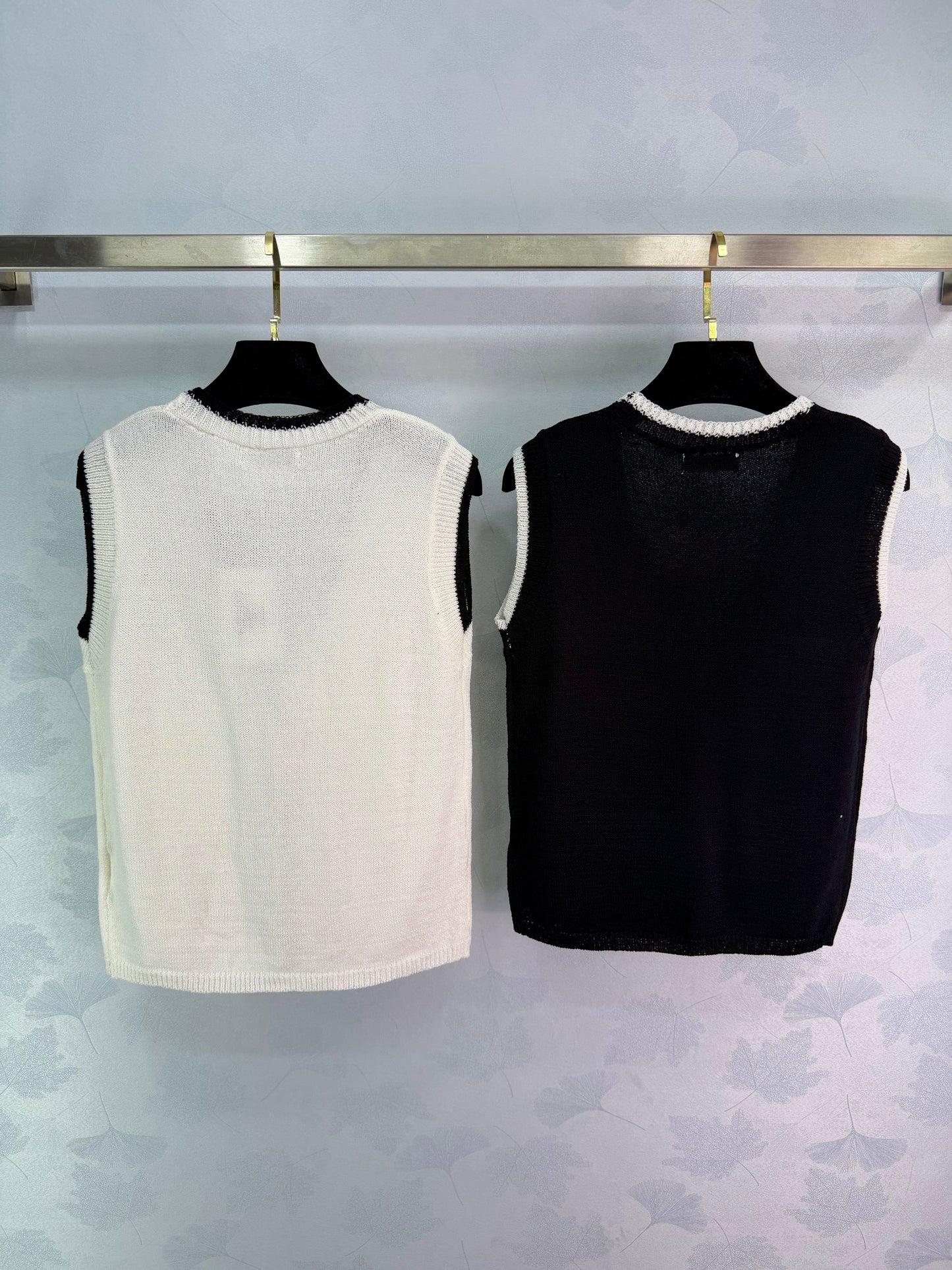 V-neck vest with contrasting trim