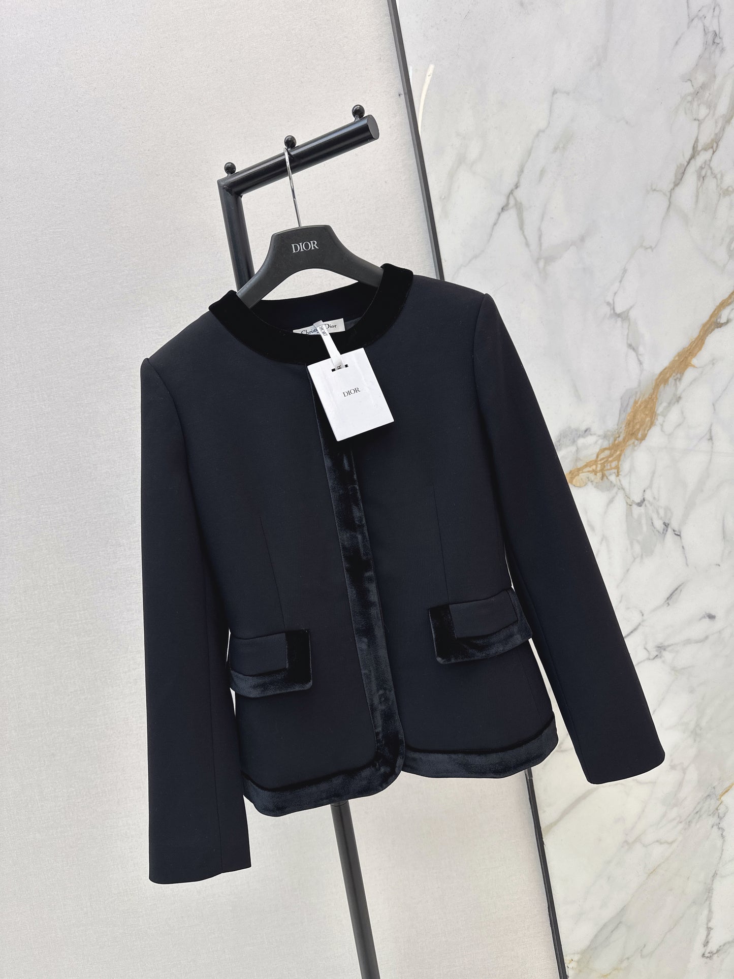 Velvet-trimmed, fitted waist coat