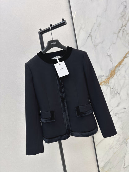 Velvet-trimmed, fitted waist coat