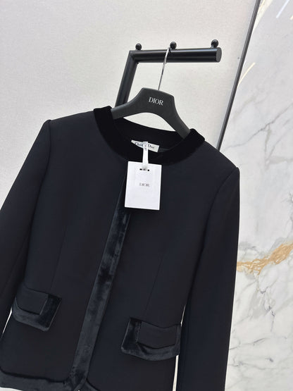 Velvet-trimmed, fitted waist coat