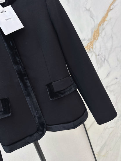 Velvet-trimmed, fitted waist coat