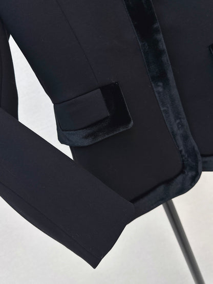 Velvet-trimmed, fitted waist coat