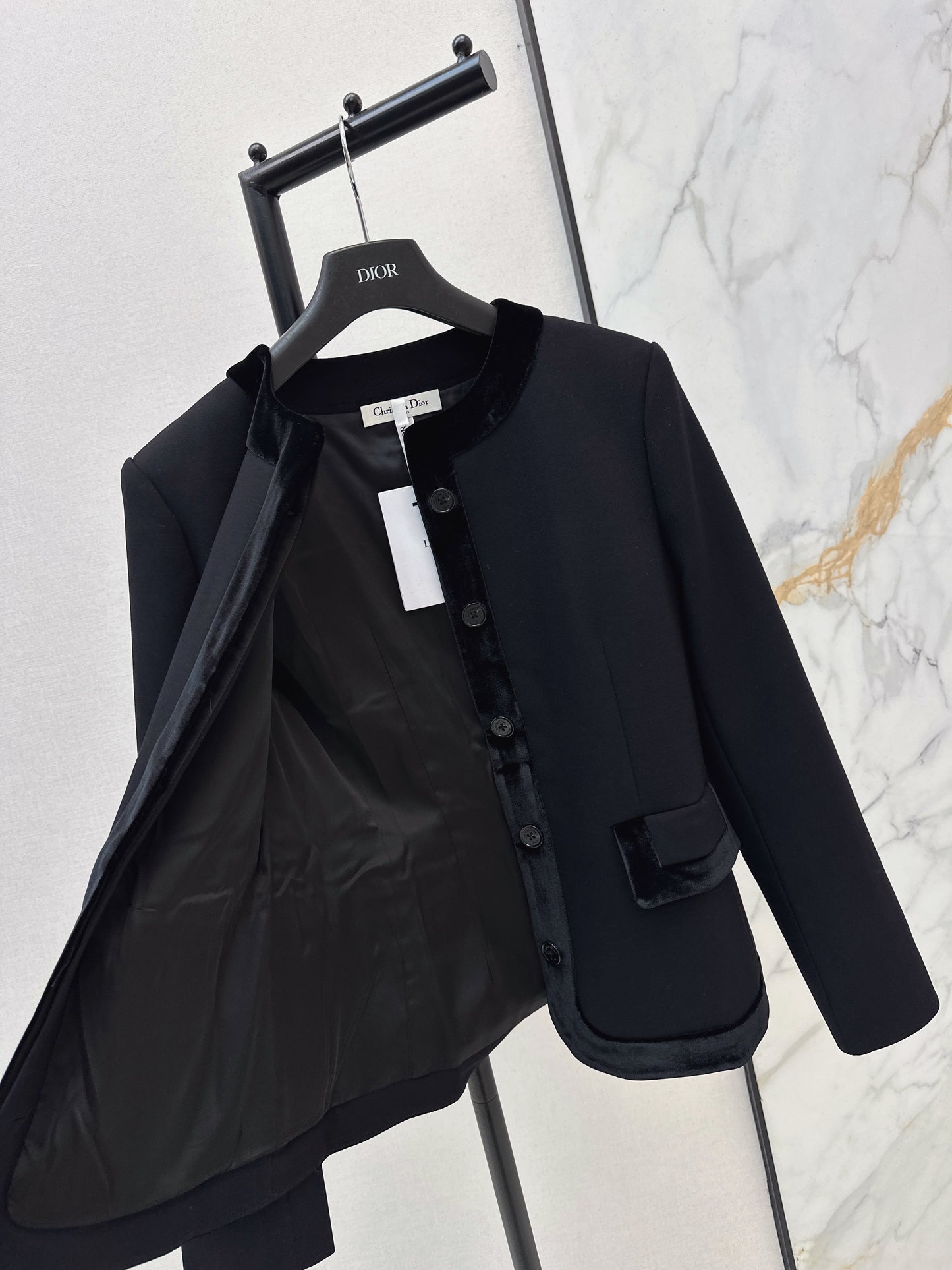Velvet-trimmed, fitted waist coat