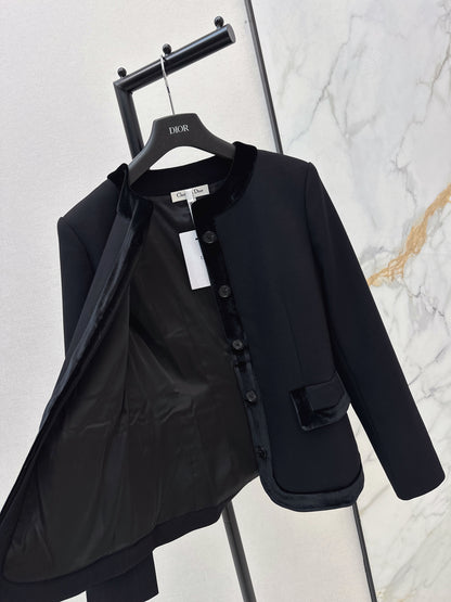 Velvet-trimmed, fitted waist coat