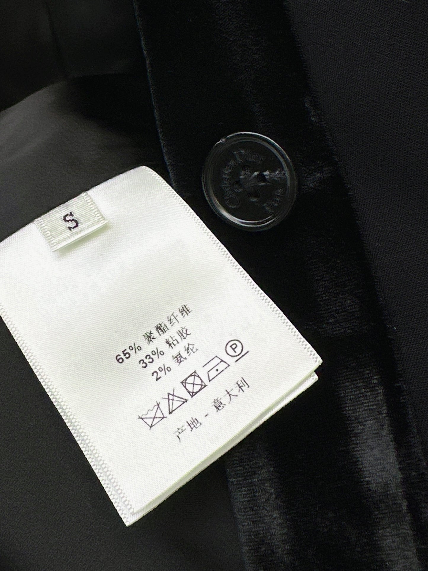 Velvet-trimmed, fitted waist coat