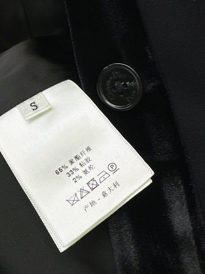 Velvet-trimmed, fitted waist coat