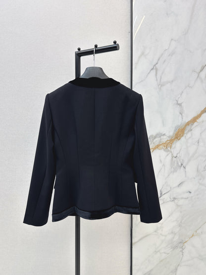 Velvet-trimmed, fitted waist coat