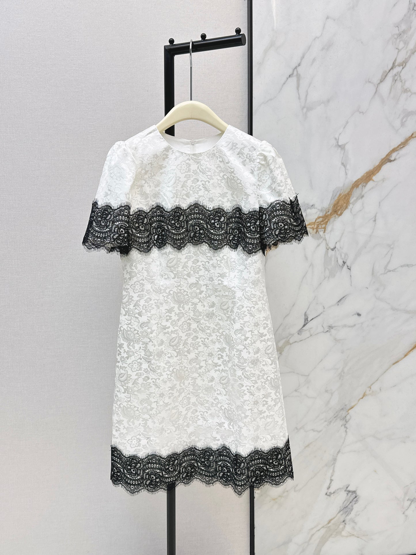 Color-blocked lace dress