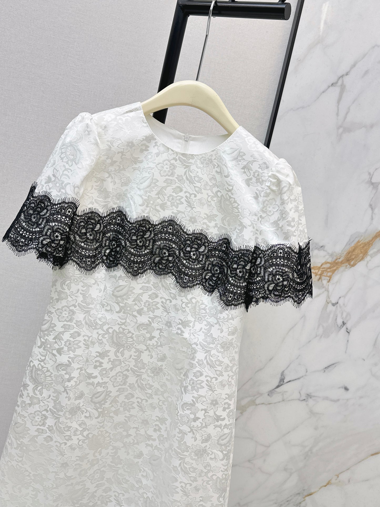 Color-blocked lace dress