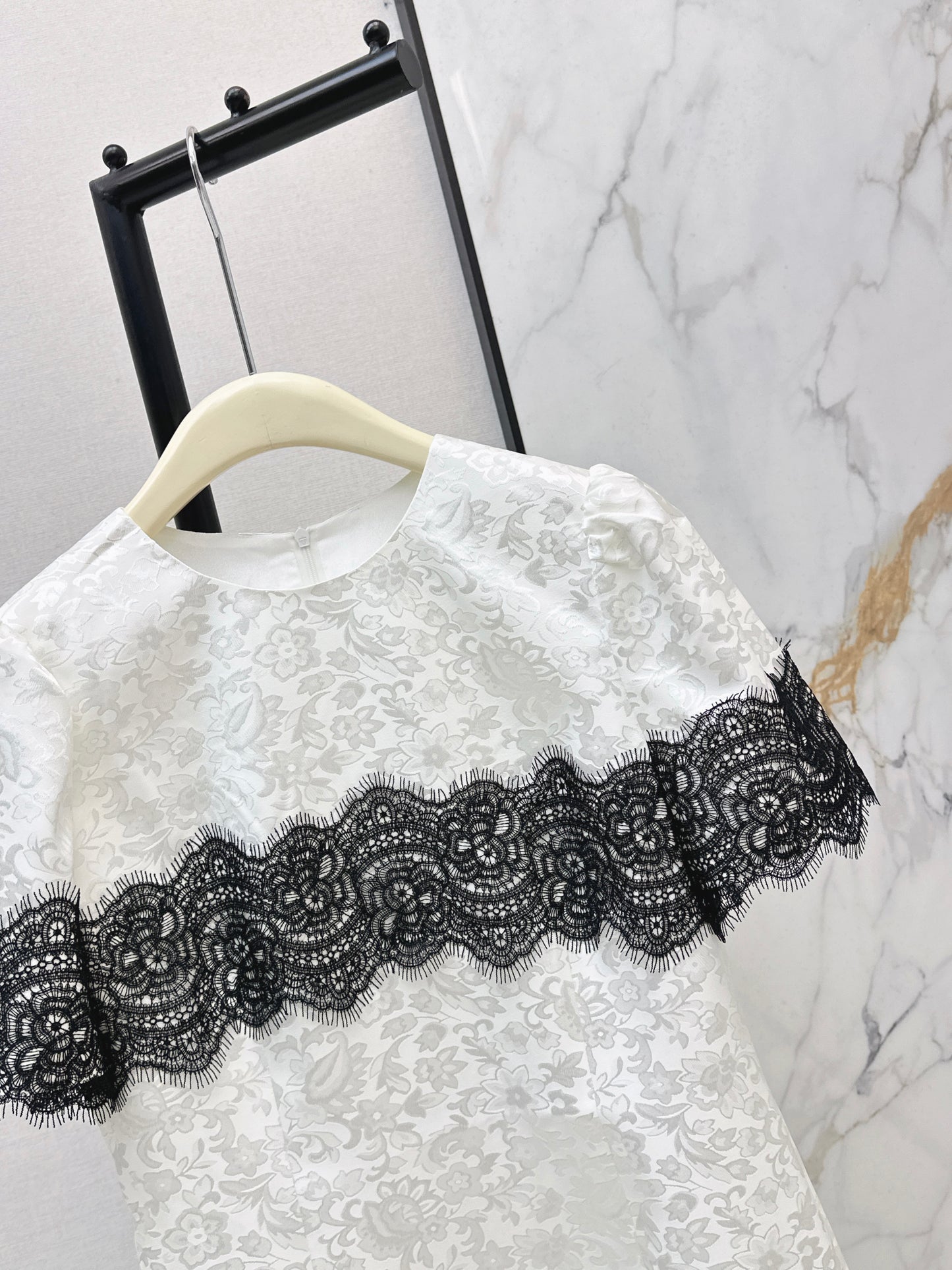 Color-blocked lace dress