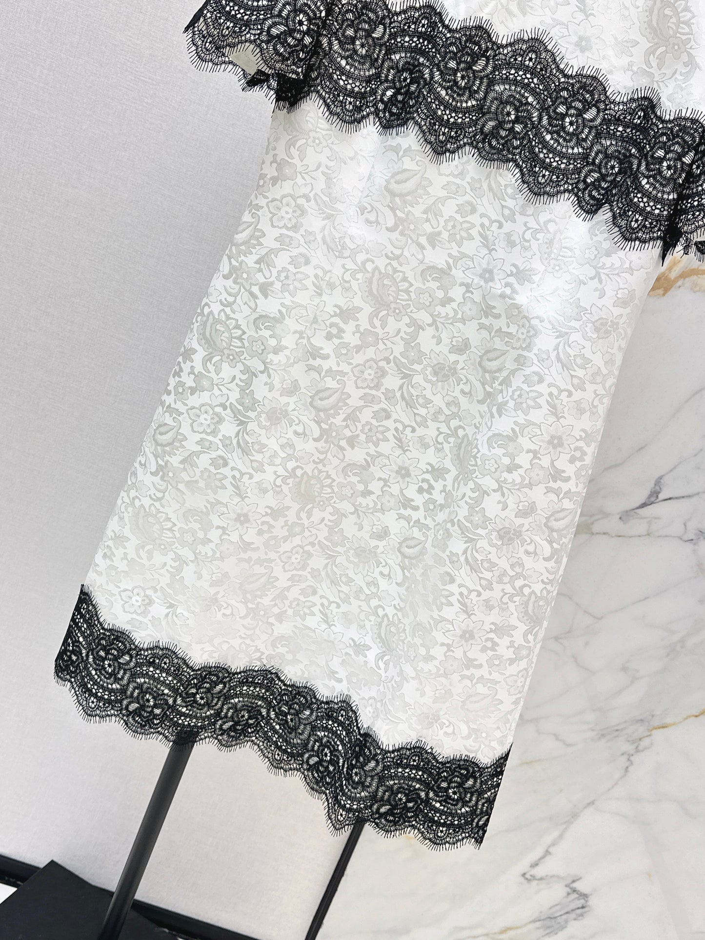 Color-blocked lace dress