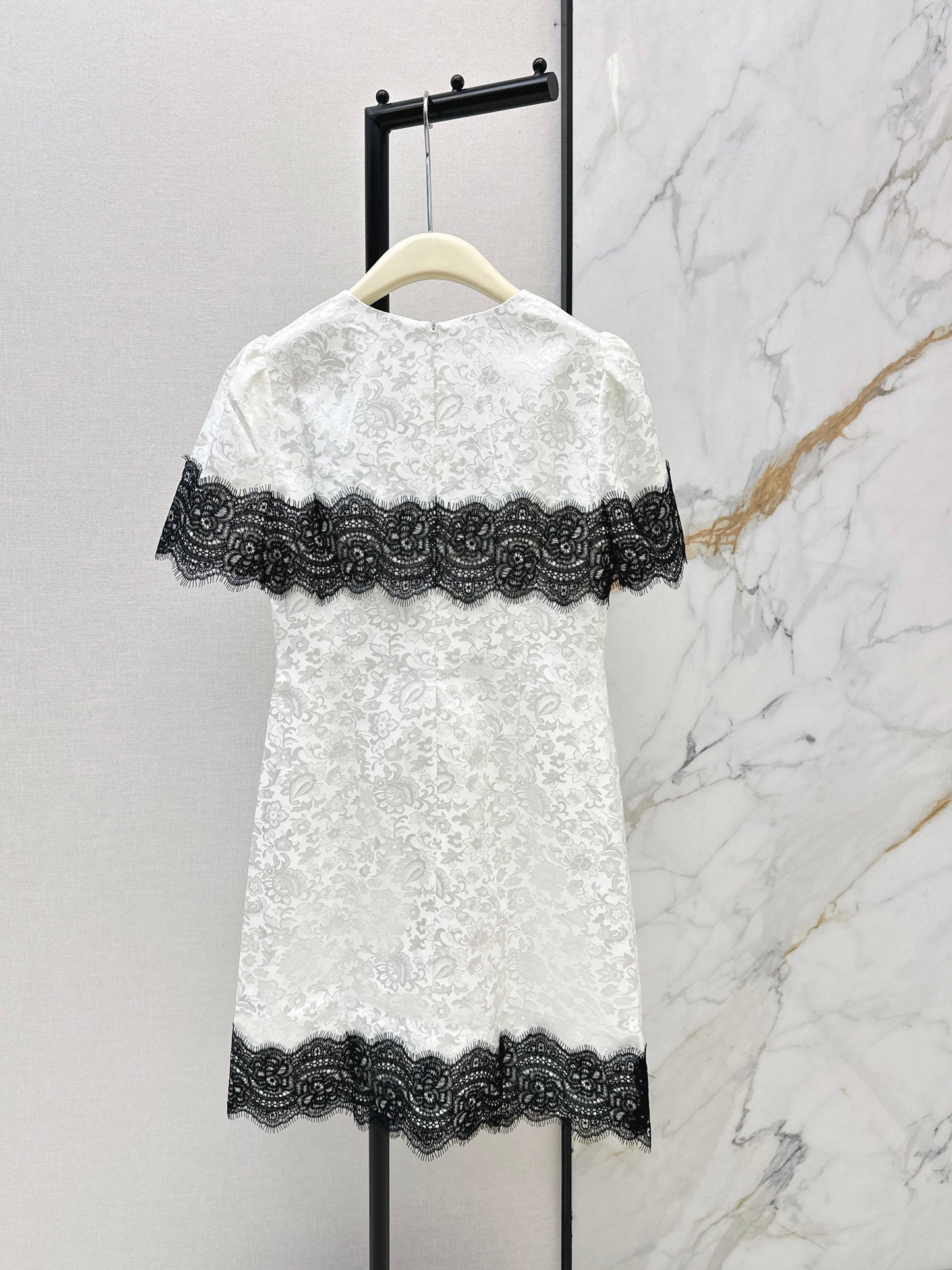 Color-blocked lace dress