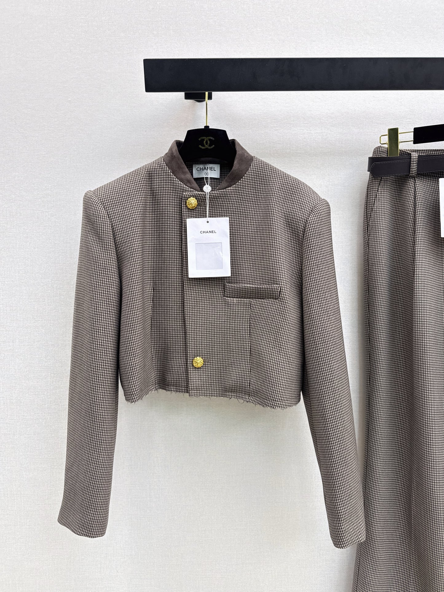 Wide-shouldered blazer + belted trousers