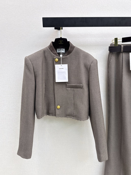 Wide-shouldered blazer + belted trousers