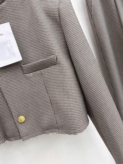 Wide-shouldered blazer + belted trousers