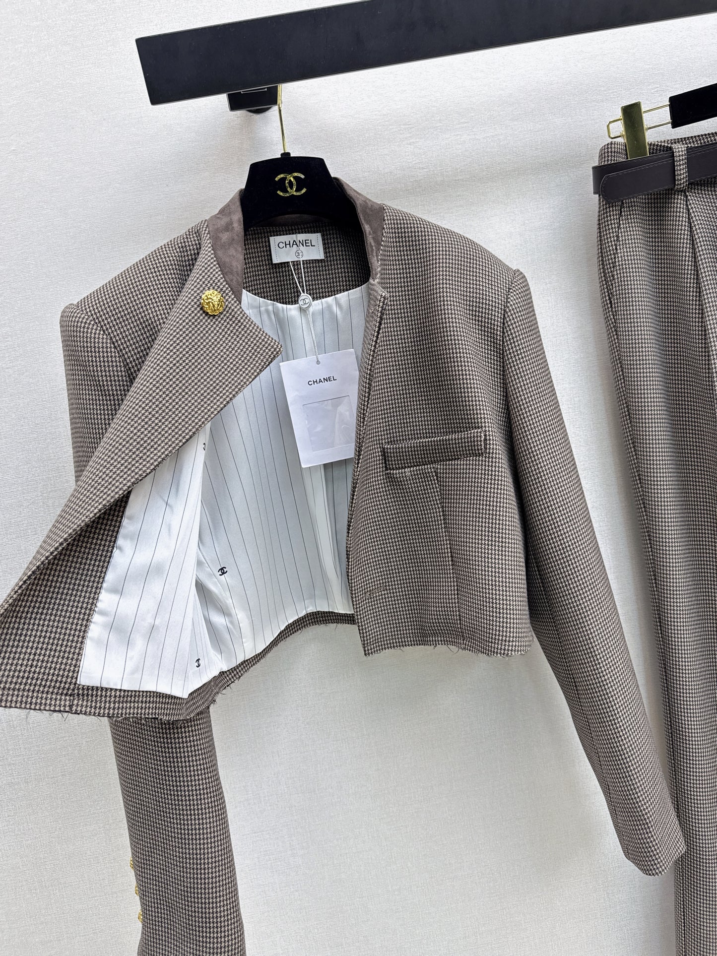 Wide-shouldered blazer + belted trousers