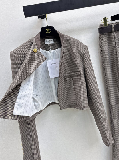 Wide-shouldered blazer + belted trousers
