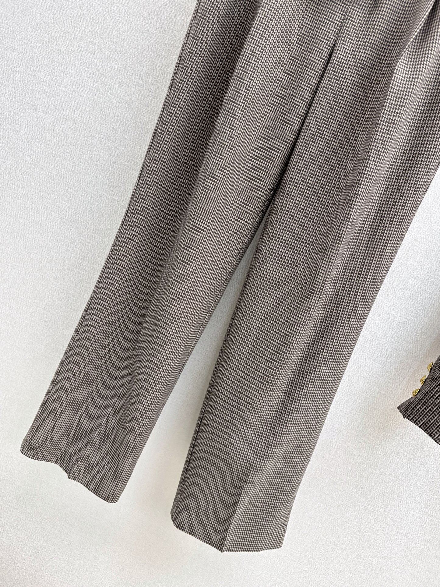 Wide-shouldered blazer + belted trousers
