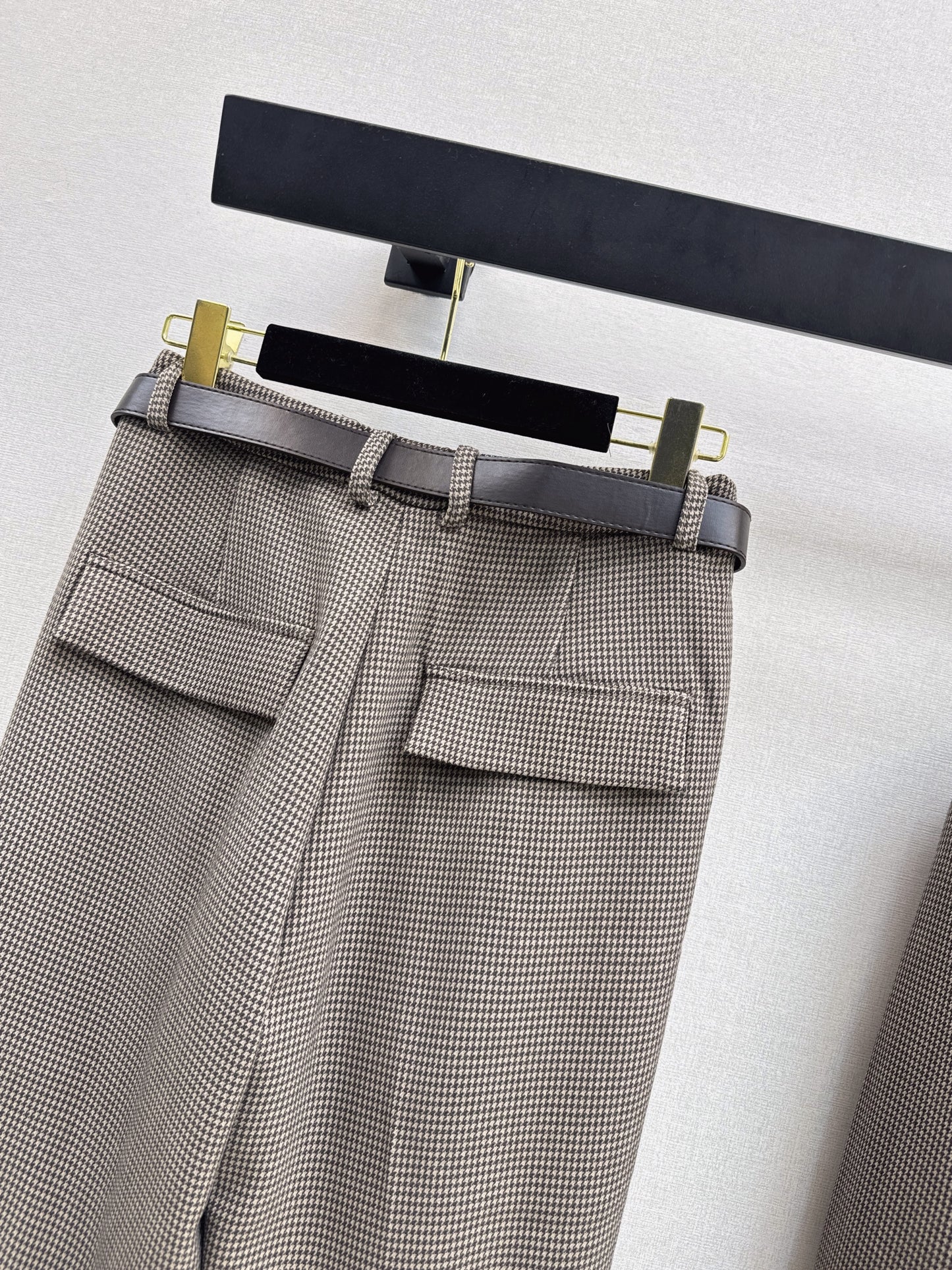 Wide-shouldered blazer + belted trousers