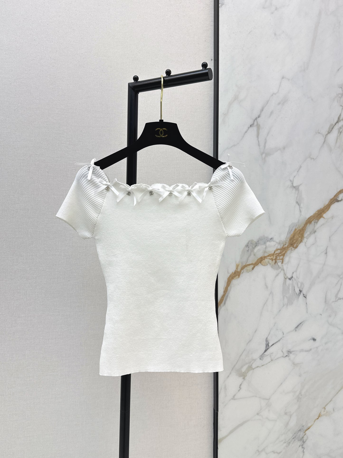 Off-the-shoulder short-sleeved top