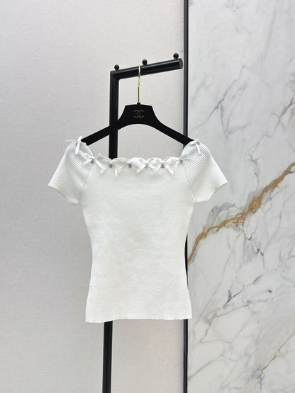 Off-the-shoulder short-sleeved top