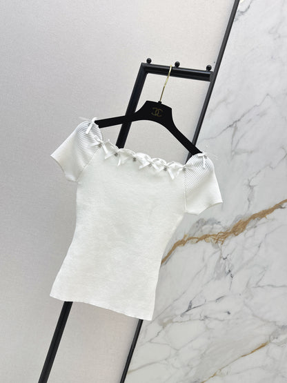 Off-the-shoulder short-sleeved top