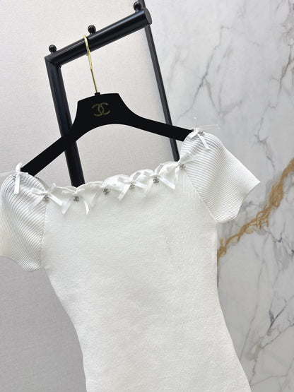 Off-the-shoulder short-sleeved top