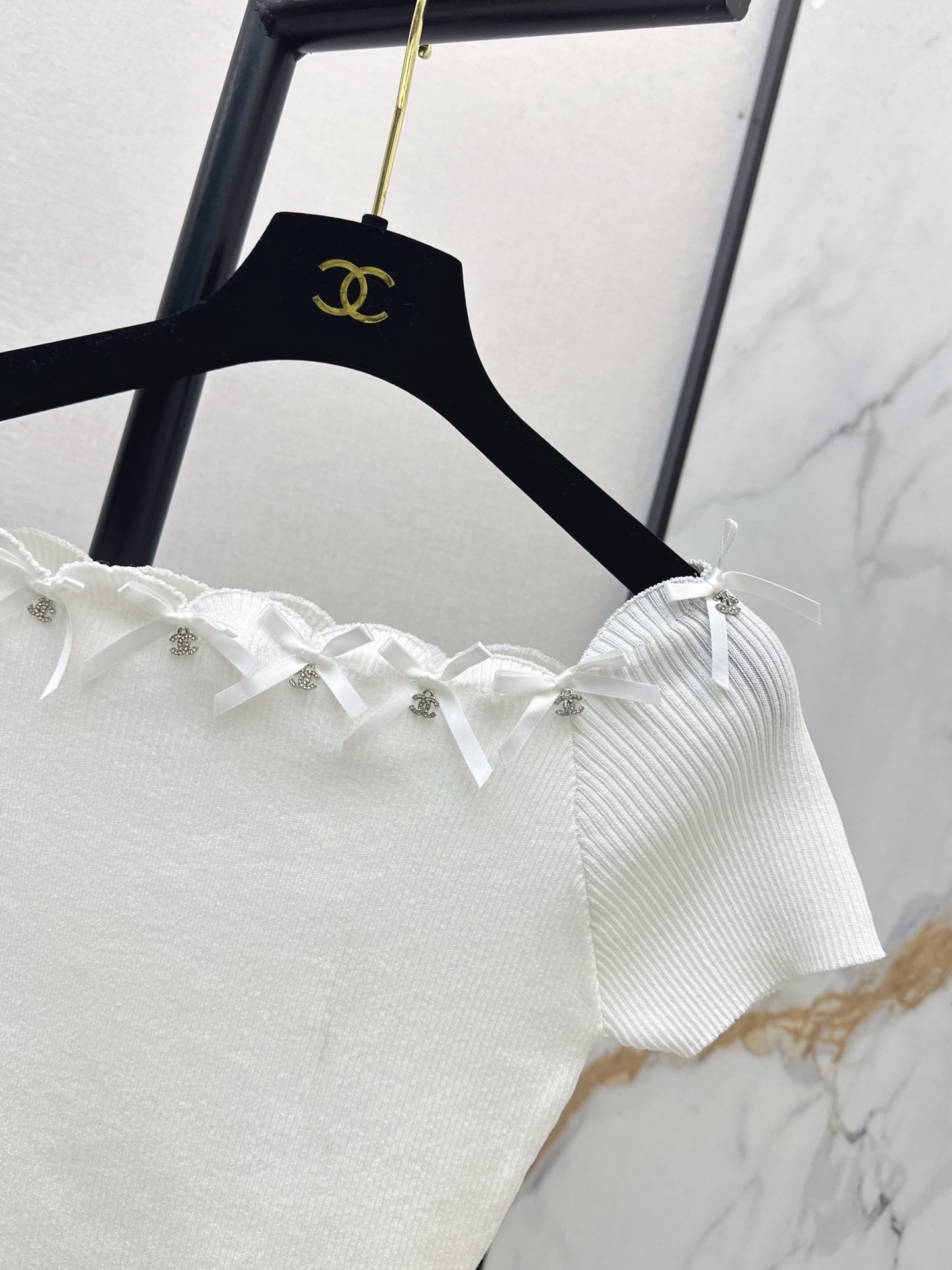Off-the-shoulder short-sleeved top