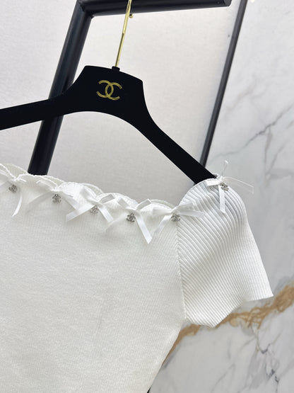 Off-the-shoulder short-sleeved top