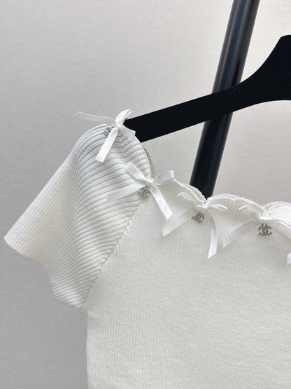 Off-the-shoulder short-sleeved top