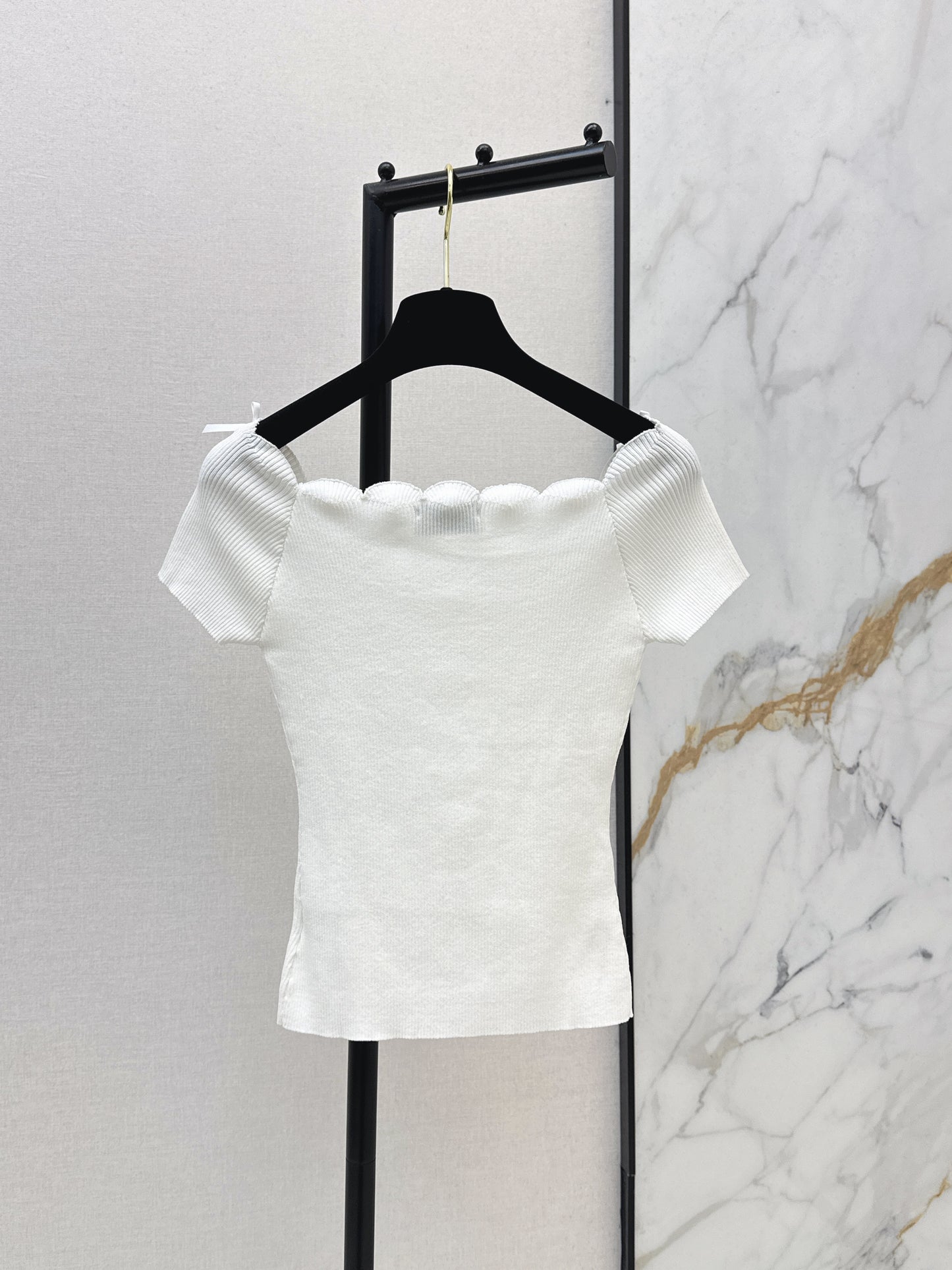 Off-the-shoulder short-sleeved top