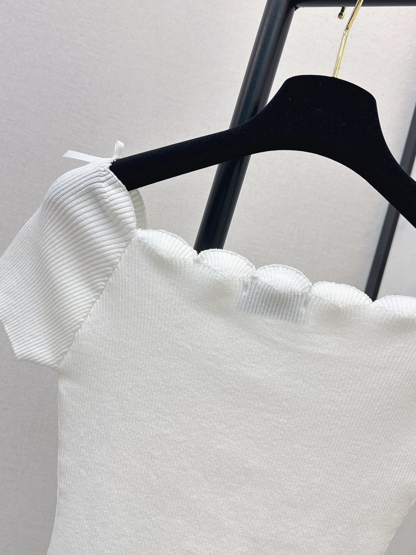Off-the-shoulder short-sleeved top