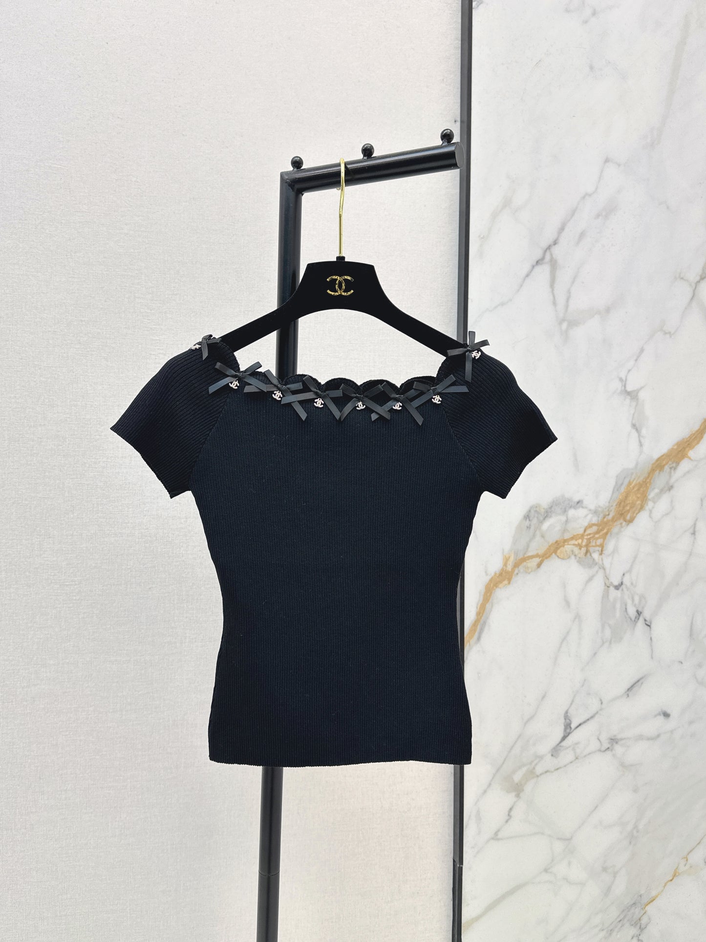 Off-the-shoulder short-sleeved top
