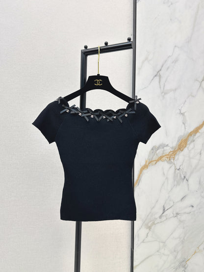 Off-the-shoulder short-sleeved top