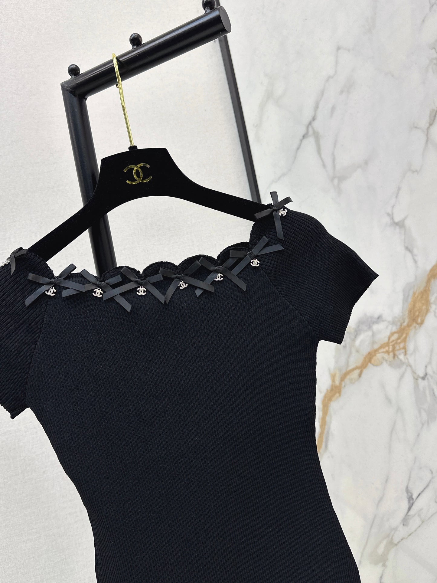 Off-the-shoulder short-sleeved top