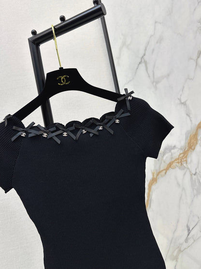 Off-the-shoulder short-sleeved top