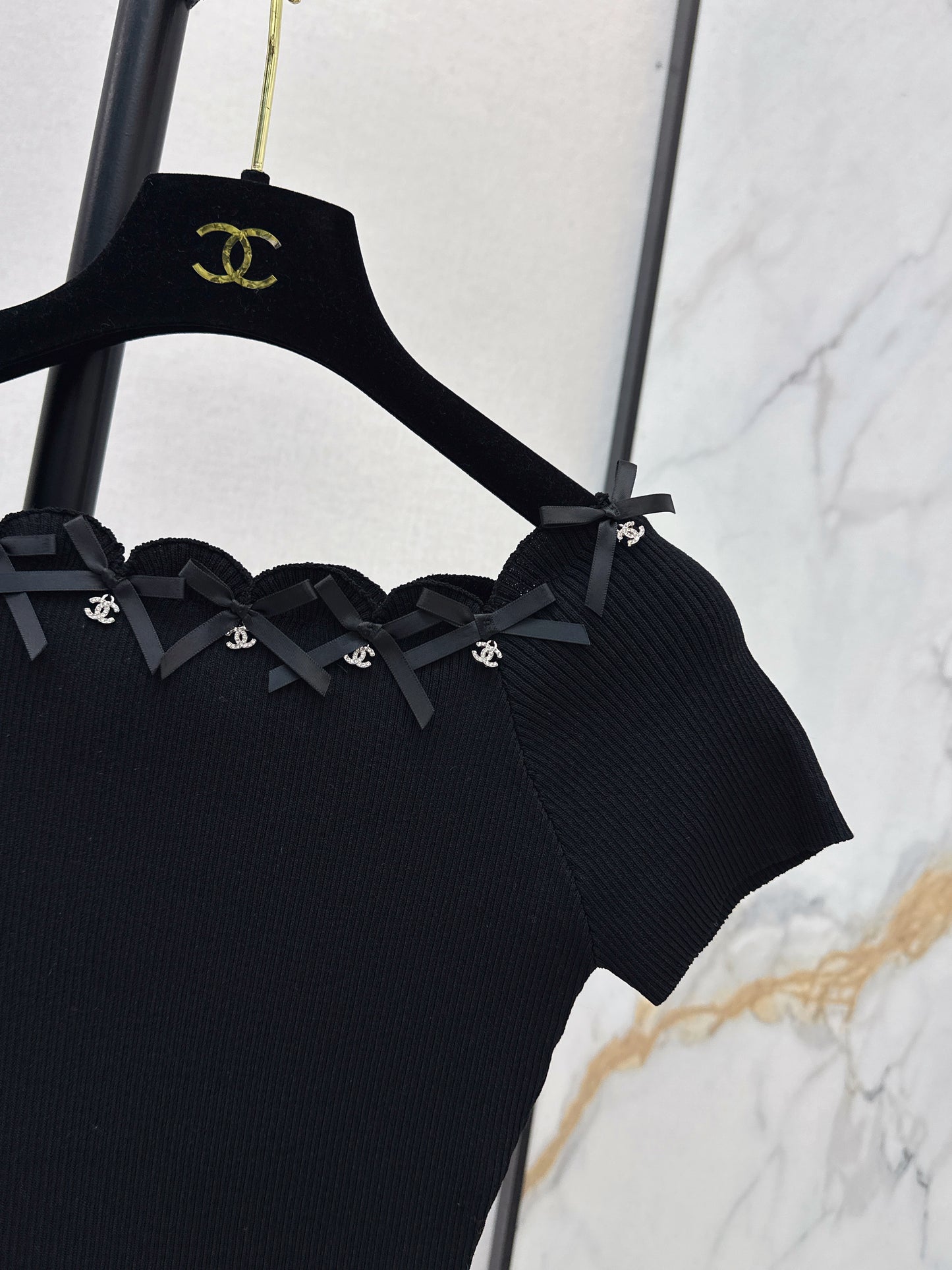 Off-the-shoulder short-sleeved top