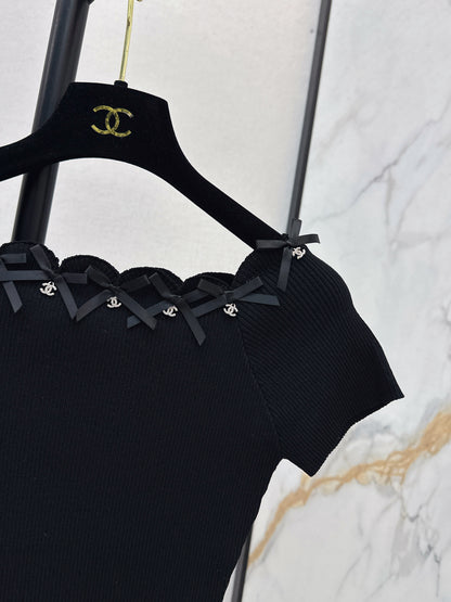 Off-the-shoulder short-sleeved top