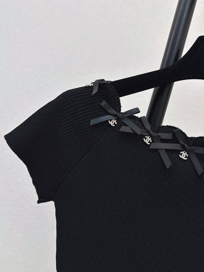 Off-the-shoulder short-sleeved top
