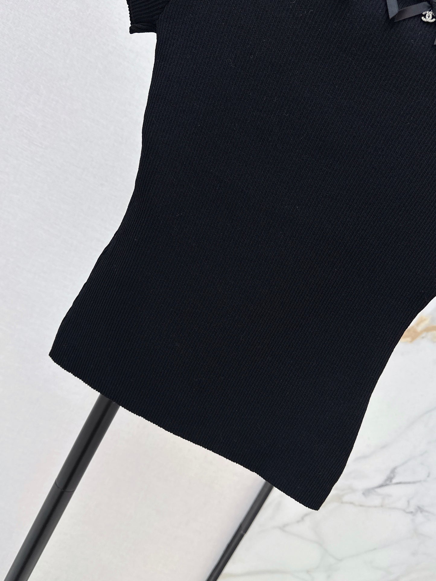 Off-the-shoulder short-sleeved top