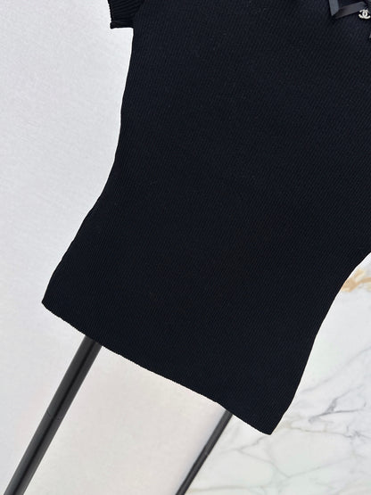 Off-the-shoulder short-sleeved top