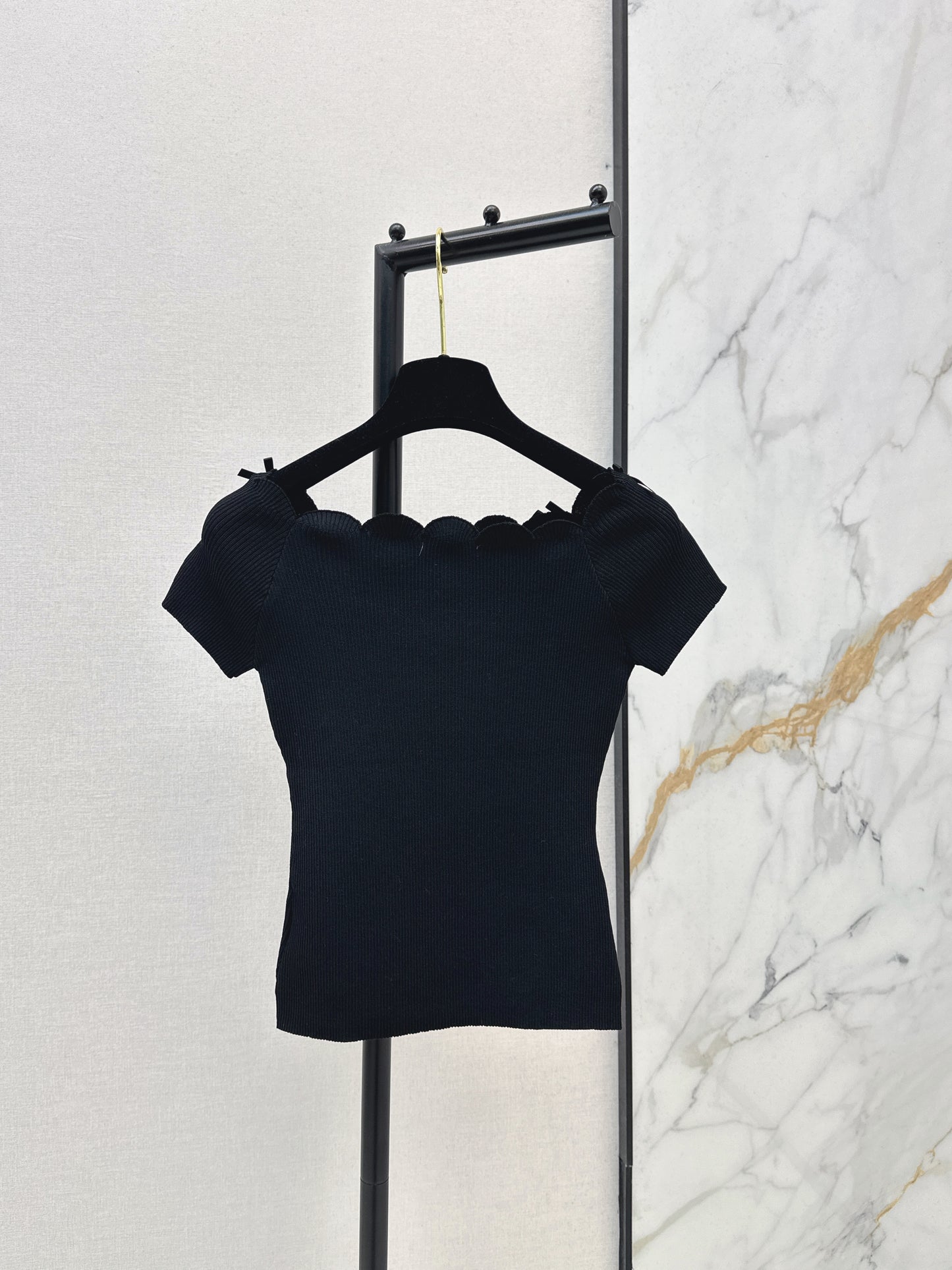 Off-the-shoulder short-sleeved top
