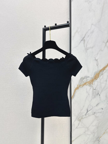 Off-the-shoulder short-sleeved top