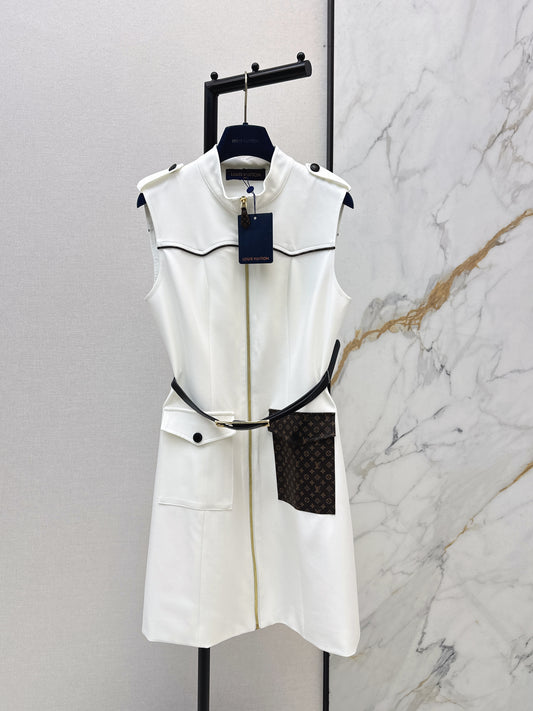 Sleeveless dress with pocket appliqué