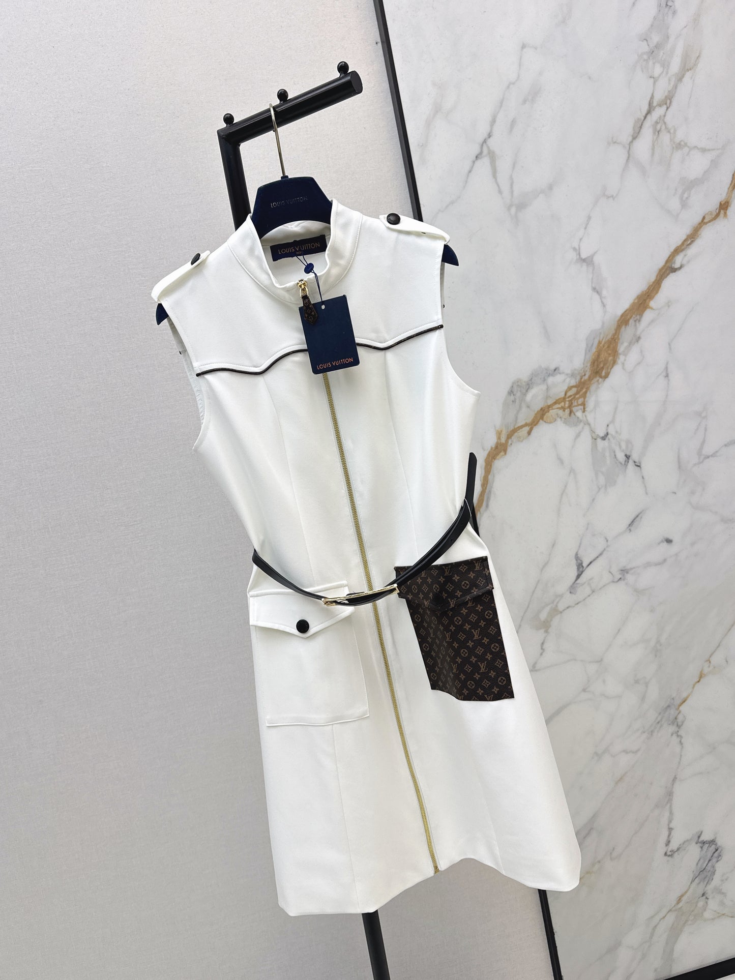 Sleeveless dress with pocket appliqué