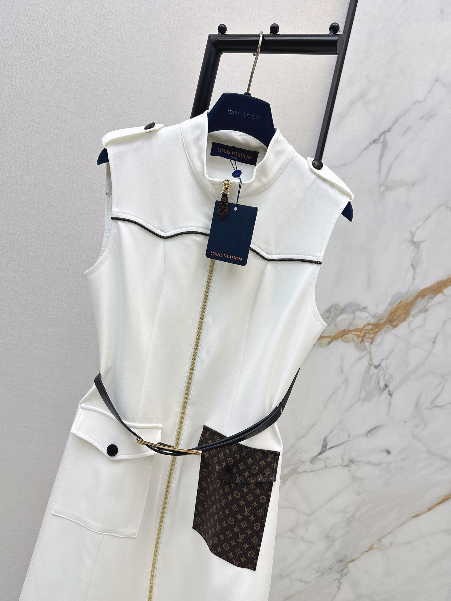 Sleeveless dress with pocket appliqué