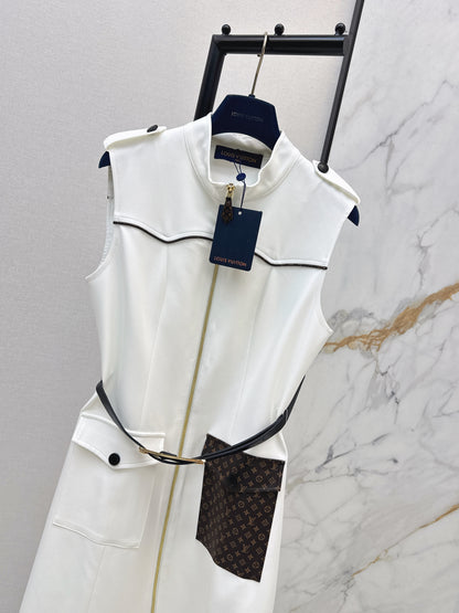 Sleeveless dress with pocket appliqué