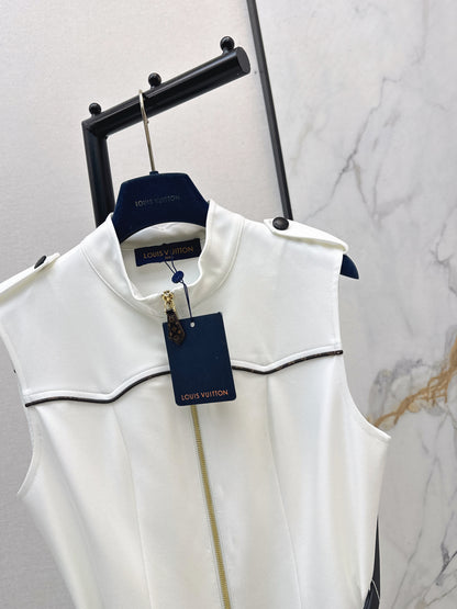 Sleeveless dress with pocket appliqué