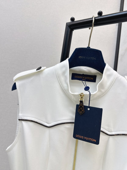 Sleeveless dress with pocket appliqué